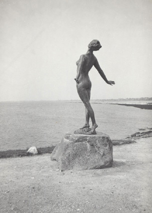 Ebbes statyer i Trelleborg maj 1931. Vid strand...