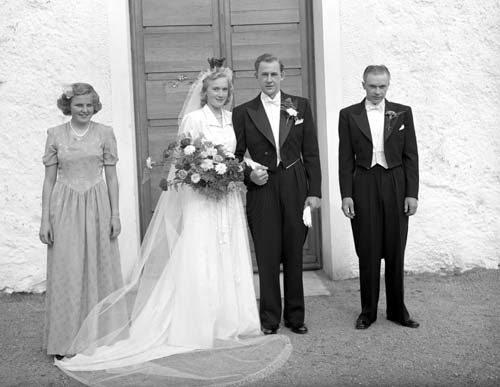 (Aug. P.) Signe bröllop brudp. vid kyrkan Vånga...