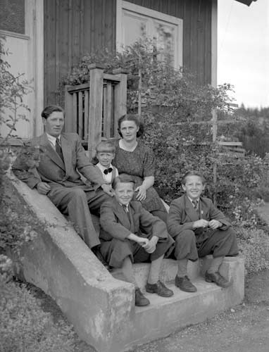 Oskar Larsson familjen på trappan Skärsnäs.