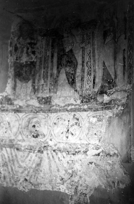 Fjelie kyrka. Parti av kalkmålningar på absiden...
