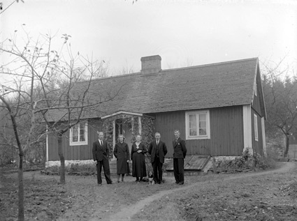 Familjen Fält framför huset, Snäckestad.