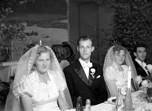 Systrarna Grankvist bröllop vid bordet Allarp.