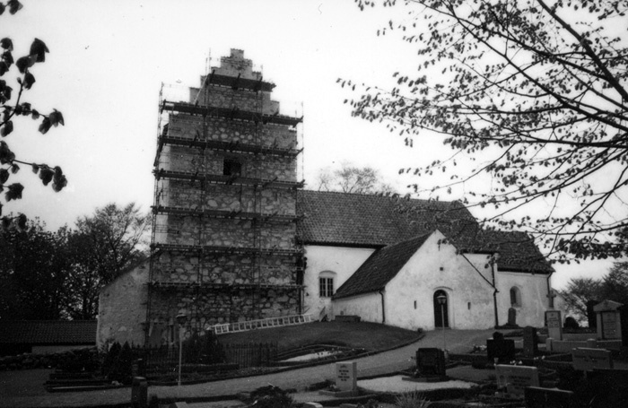 Skårby kyrka från 1742, yttre renovering våren ...