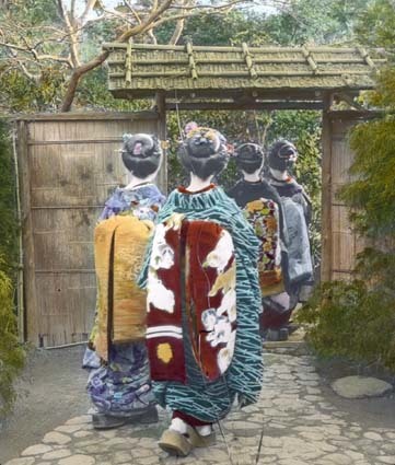 Kyoto dansflickor går till tehus i en trädgård.