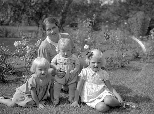 Fru och barnen Ernst Svensson Flackarp.