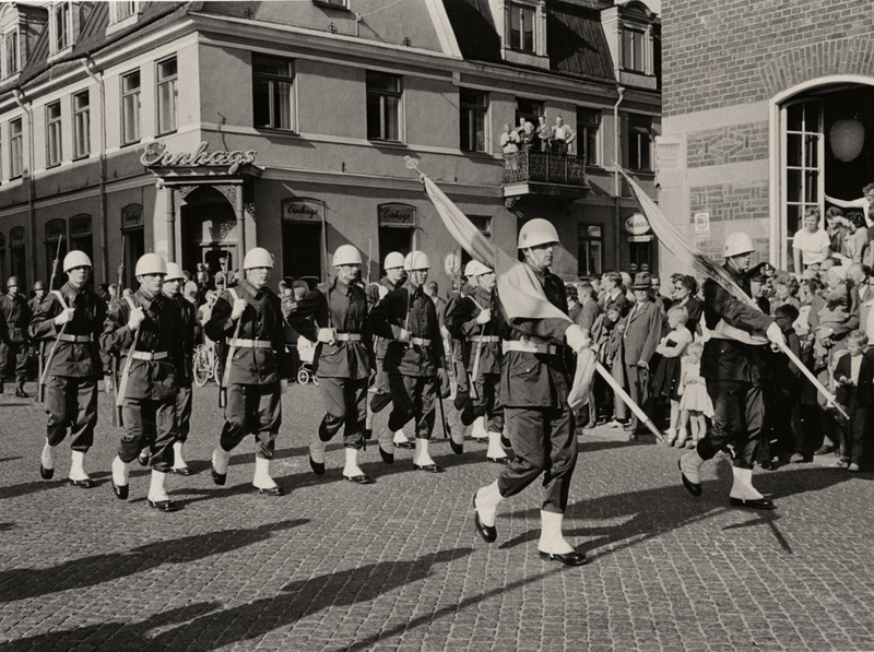 Trupp som marscherar vid militärhögtid.