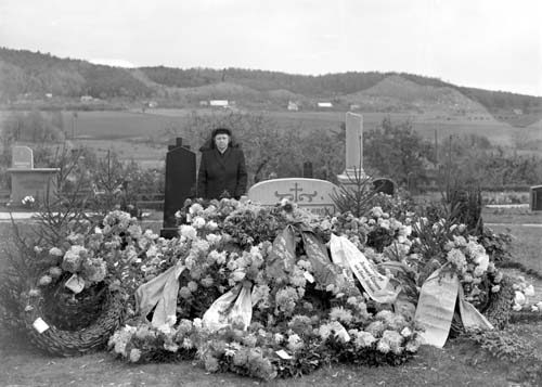 Elna Persson graven m. blommor o Ester Mattisso...
