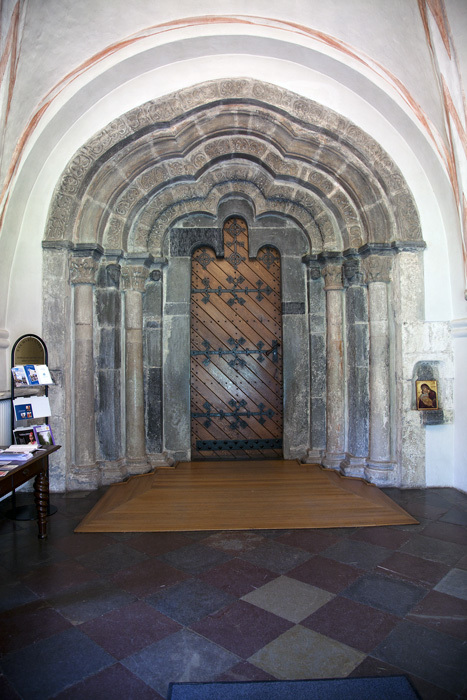 Dörr med portal till S:ta Maria kyrka i Åhus. 2...