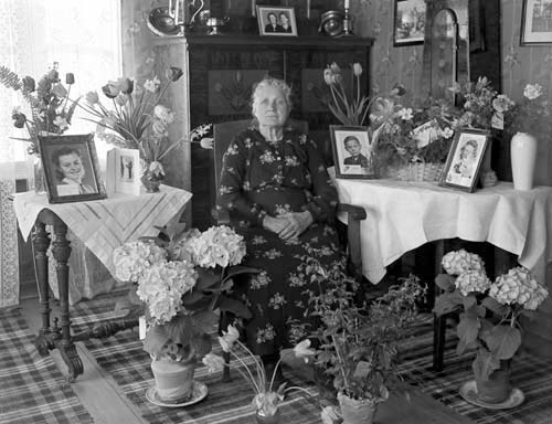 Matilda Lindvall (70 år) bland blommor bäst Sta...