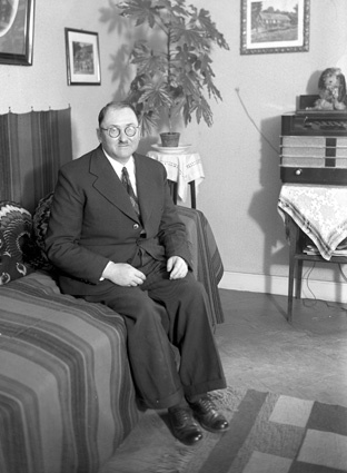 Ernst Johansson ensam med glasögon Oppmanna