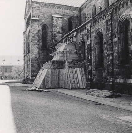 Våren 1940 - bombskydd vid Domkyrkan i Lund.