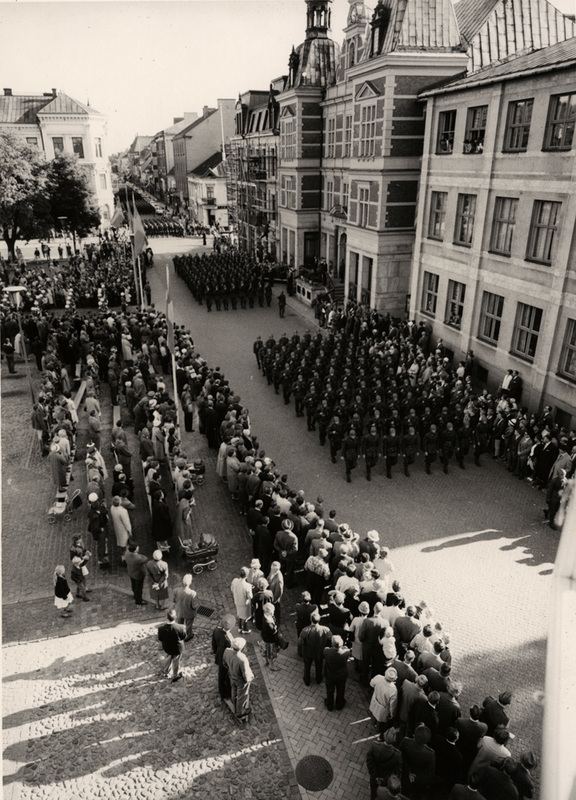 Militärparad framför rådhuset vid Stora Torg.