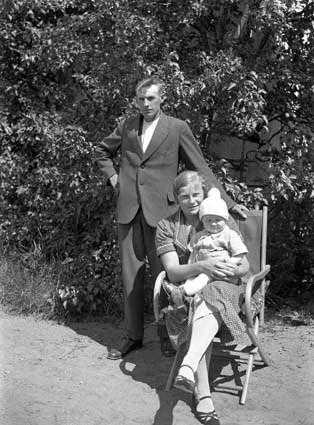 Oskar och Greta Larsson med sonen Sven, Söndraby  