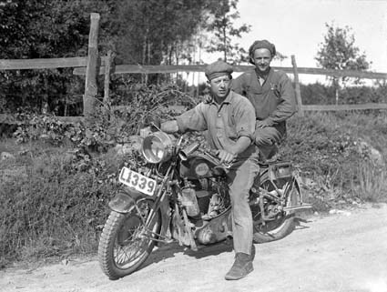 Gunnar O. och Otto N. på motorhoj.