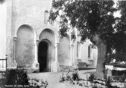 Portalen till Dalby kyrka.