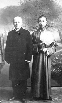 Professor Reichelt och Buddhistmunken Quantu.