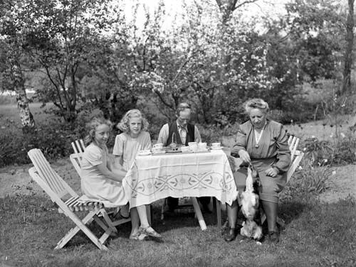 P. Moberg familjen i trädgården Arkelstorp.