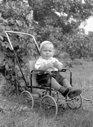 Hulda och Ernst Nilssons (senare Eriksson) son ...