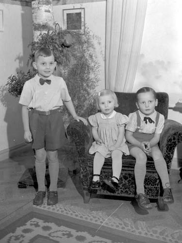 Gustav Åkesson 3 barn stående Fjälkinge.