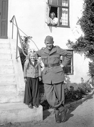 Svante Kvist uniform och Maj-Lis Arkelstorp.
