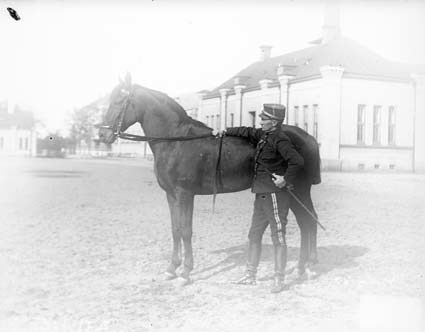 Kapten Dyrsen med hästen Ellen.