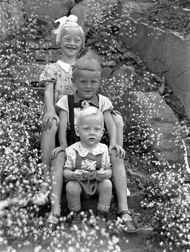 Gösta och Iris Månssons barn Barbro, Hasse och ...