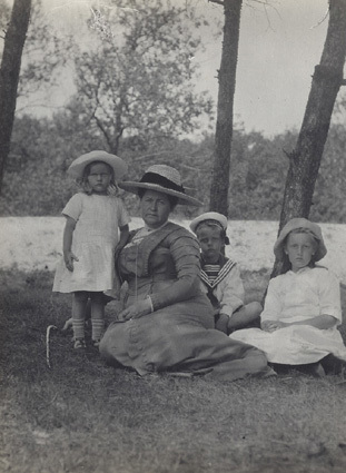 Mamma och barnen 1912 Falsterbo. 