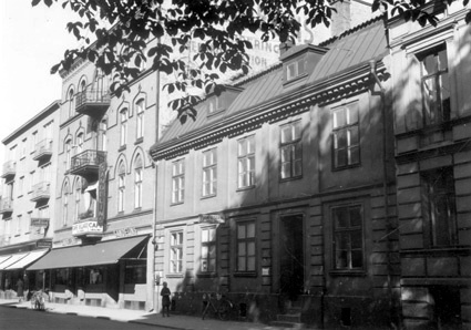 Fasaden mot V, Ö.Storgatan, från SV.