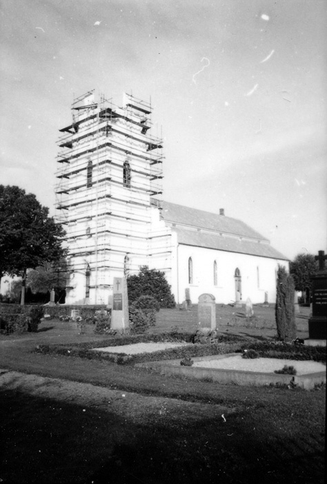 Putslagning på Billeberga kyrka 1985.