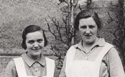 April 1938. Maria och städerskan Svea.