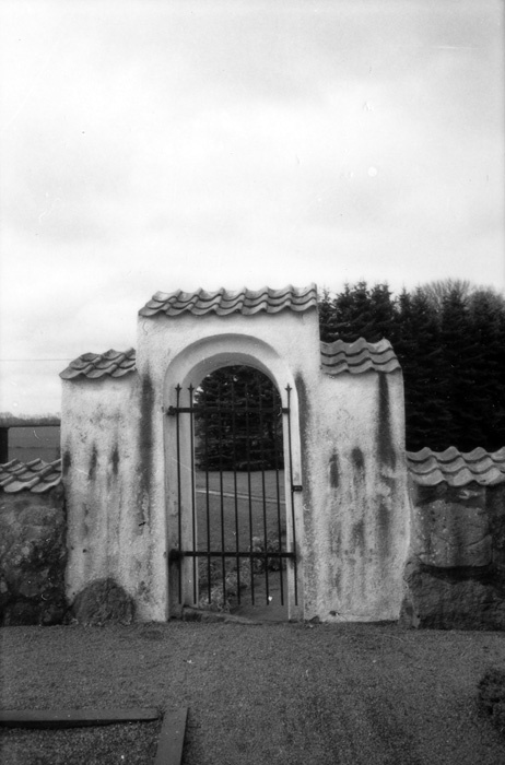 Fjärestads kyrka, Kyrkogårdsmurens stiglucka.