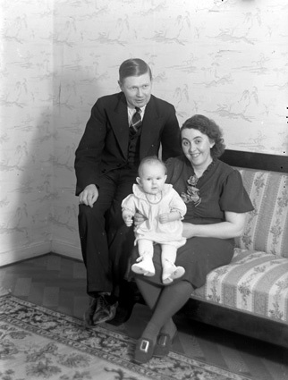 Harry och Martha Lundborg med dottern Monica, V...