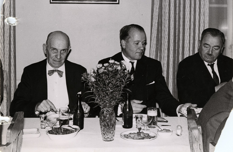 Tre civilklädda män på middagsbjudning.