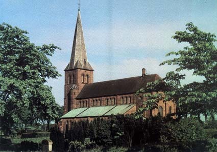 Hyby kyrka uppfördes 1876 - 1877 i nygotik.