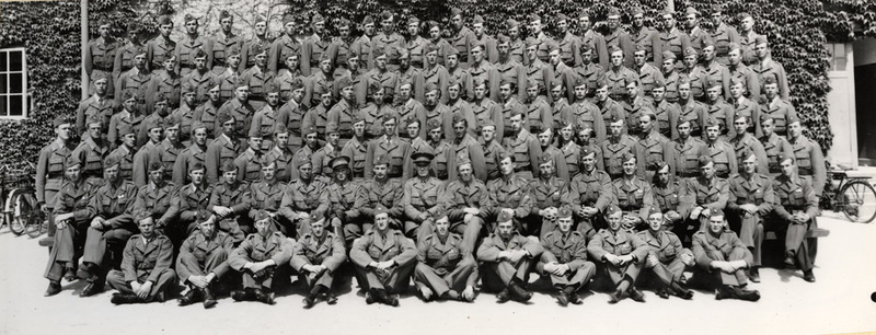 Gruppfoto av befäl och soldater.
