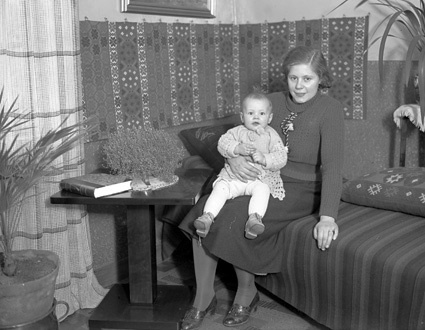 Otto Johnssons fru Judit och pojken Ingmar, Vånga