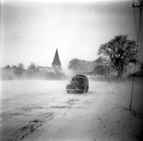 Snöplogen och några bilder vid hus vintern 1956