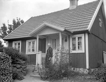 Nelly Karlsson, Vånga framför huset.