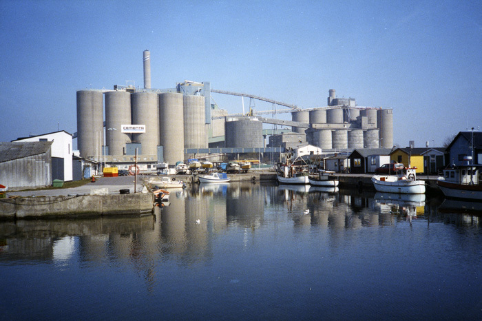 Fabriksbyggnad i Limhamns hamn.