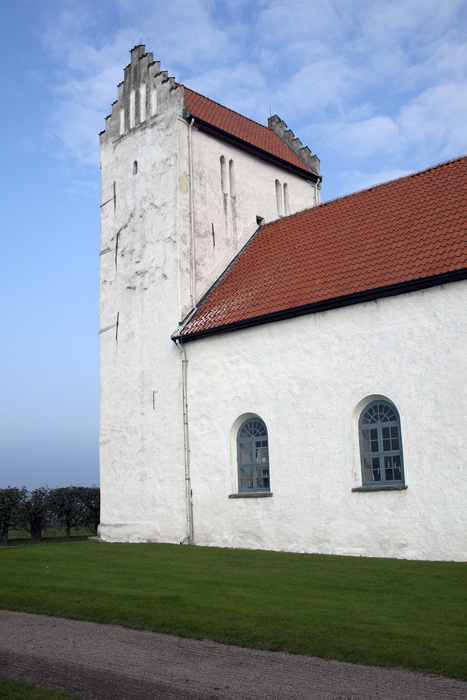 Långhus och torn på Lyngsjö kyrka. 2011-10-02.