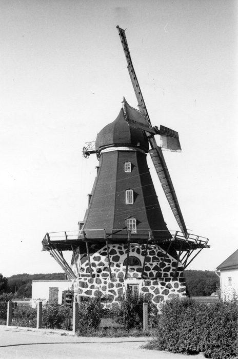 Norra Grönby kvarn, byggd 1890. Ägare 1953 var ...
