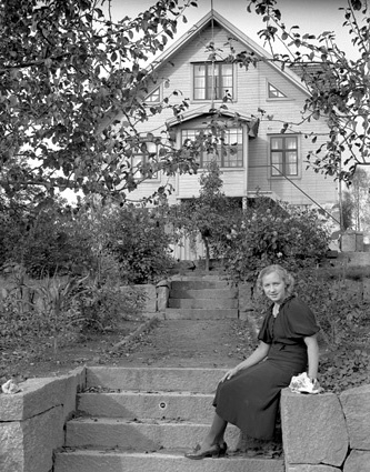 Ingrid Kjellström Immeln sittande i trädgården.