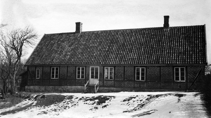 Källs-Nöbbelövs gamla prästgård. Foto åt öster.