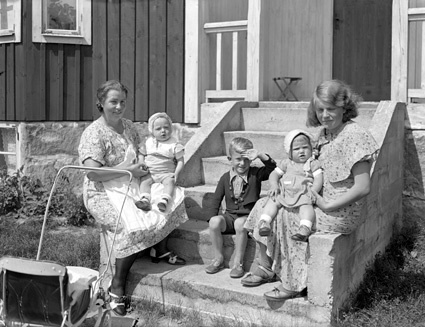 Immeln Joel Perssons + Fru Bengtsson + 2 barn.