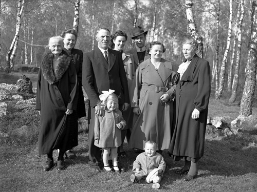 Nils Andersson familj m.fl. ute Mjönäs.