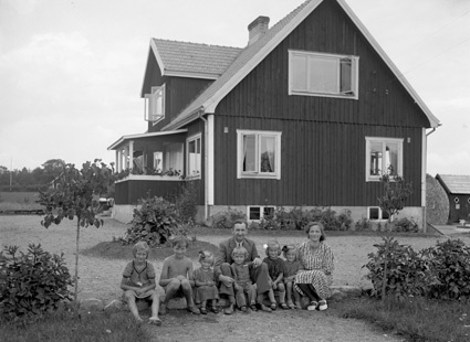 Handl. Carlssons familj o huset Mjönäs.