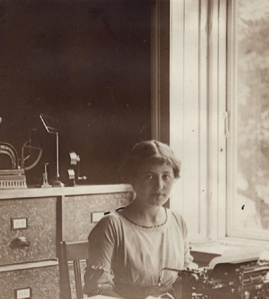Fröken Benedixon. Taget på mitt kontor 1913.