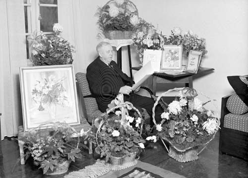 Nils Persson 70 årsdag m. blommor Brännskulla.