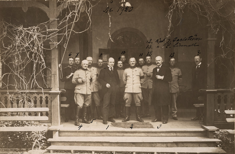 År 1920. Ministrar och militärbefäl på veranda.
