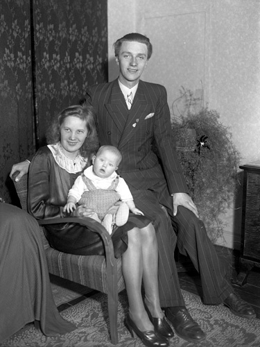 Sam och Vivan Jönsson med sonen Leif . Arkelstorp.